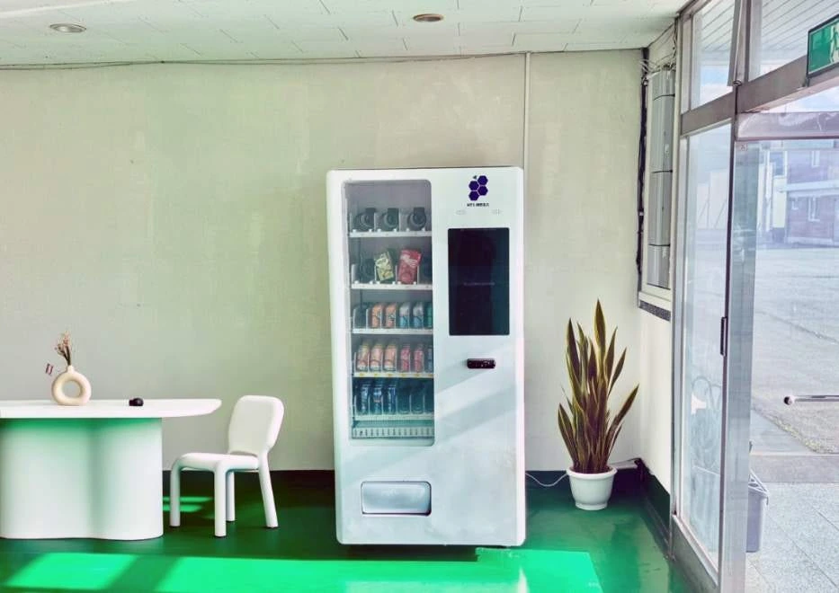 라운지 휴게 공간에 설치된 실제 무인자판기
